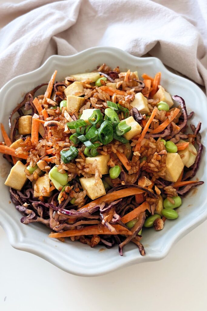 Insalata con tofu, edamame e riso