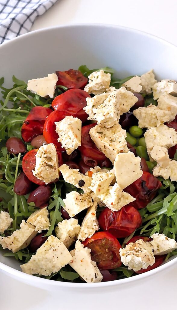 Pasta di legumi, rucola, pomodorini e tofu