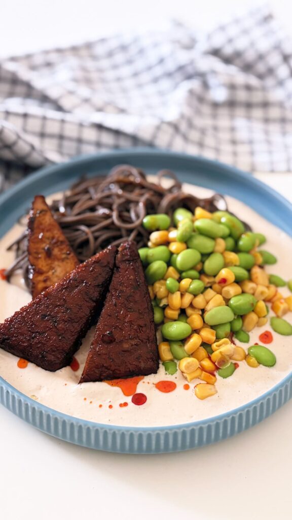 Noodles con tofu, edamame e mais