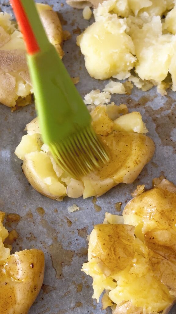 Patate schiacciate al forno
