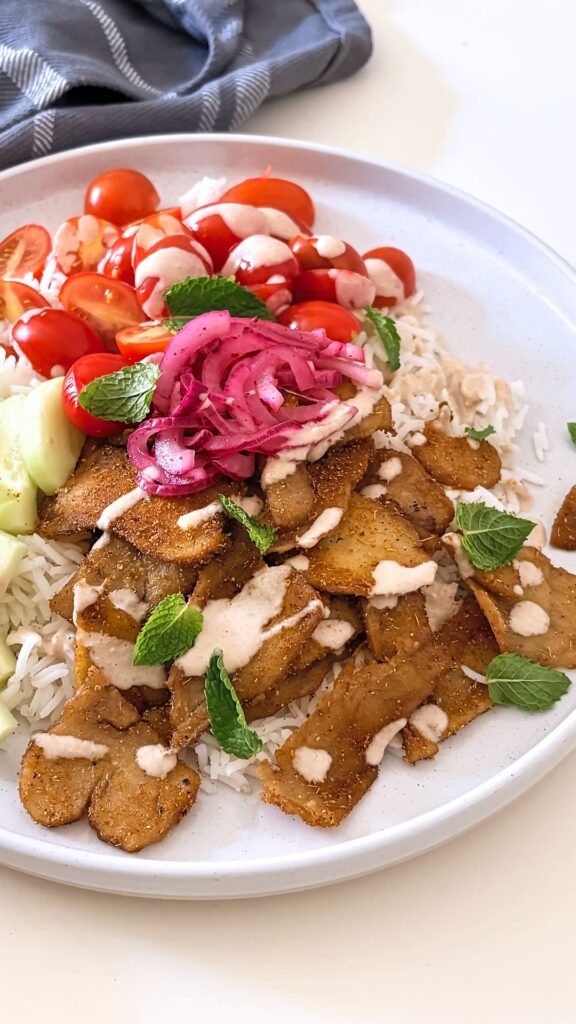 Seitan speziato, riso, cetrioli e pomodori