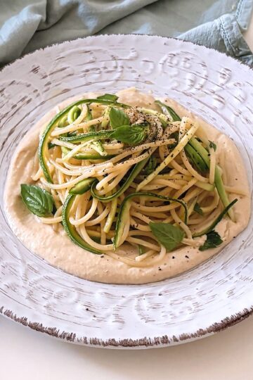 Spaghetti freddi con zucchine, ceci e tofu