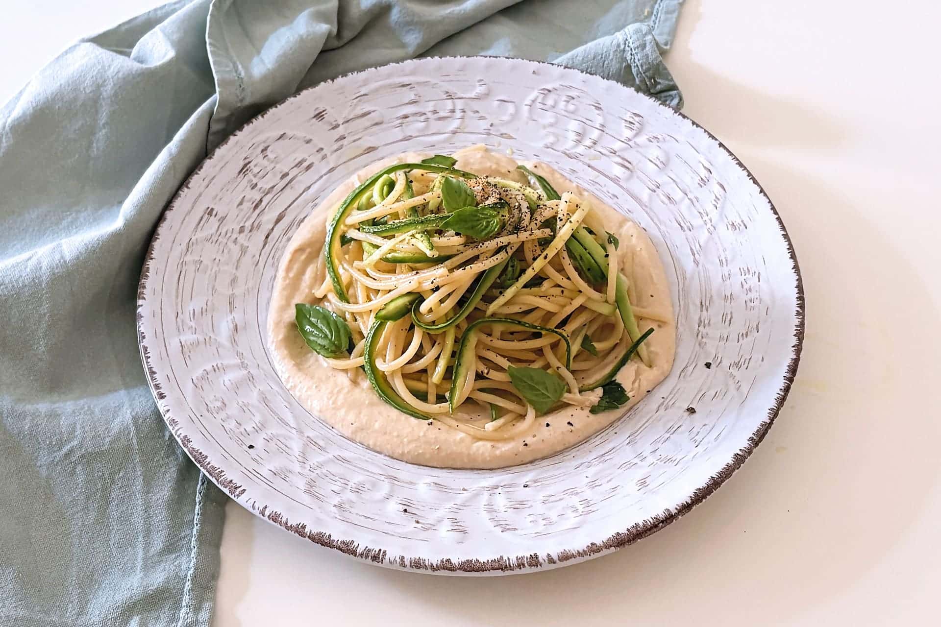 Spaghetti freddi con zucchine, ceci e tofu