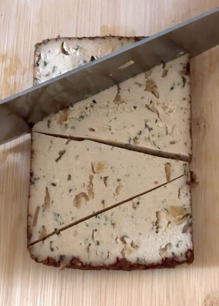Tofu affumicato tagliato