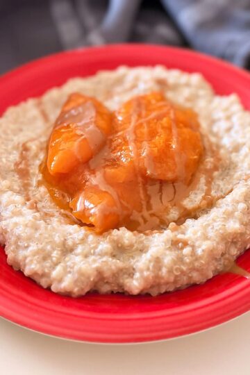 Porridge di quinoa con albicocche