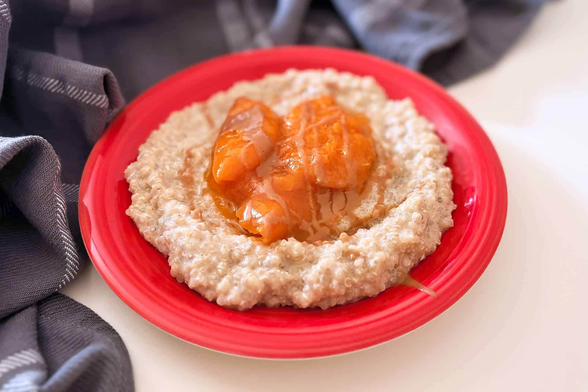 Porridge di quinoa con albicocche 