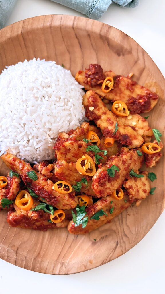 Sambal goreng tempeh con riso al cocco