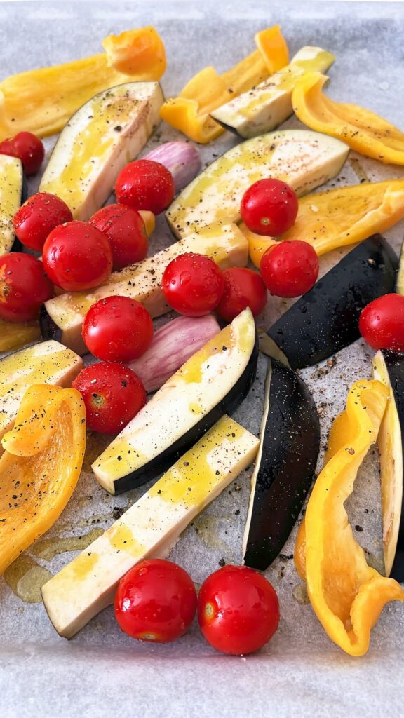 Teglia di peperoni, melanzane, pomodorini e scalogno