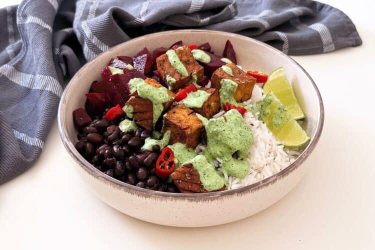 Bowl con tofu, fagioli e barbabietola