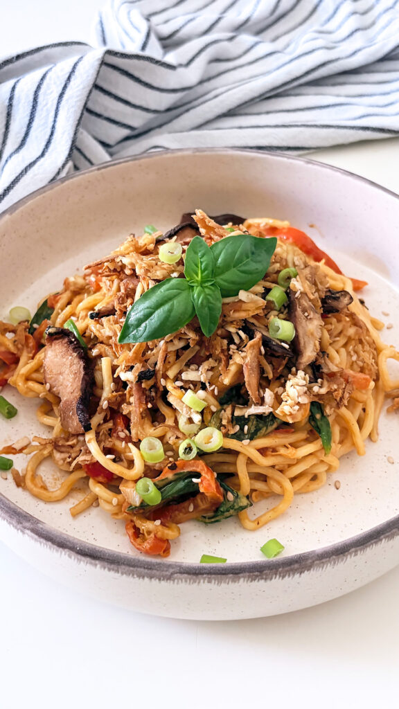 Noodles con tofu, funghi shiitake e peperoni