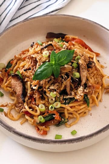 Noodles con tofu shiitake e peperoni