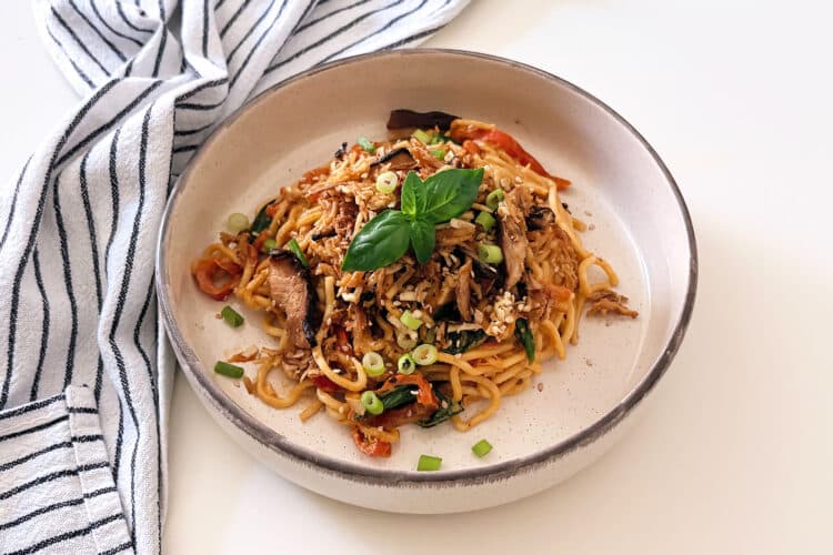 Noodles con tofu shiitake e peperoni