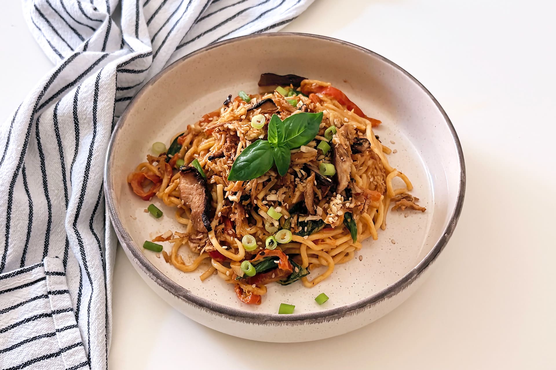 Noodles con tofu, shiitake e peperoni