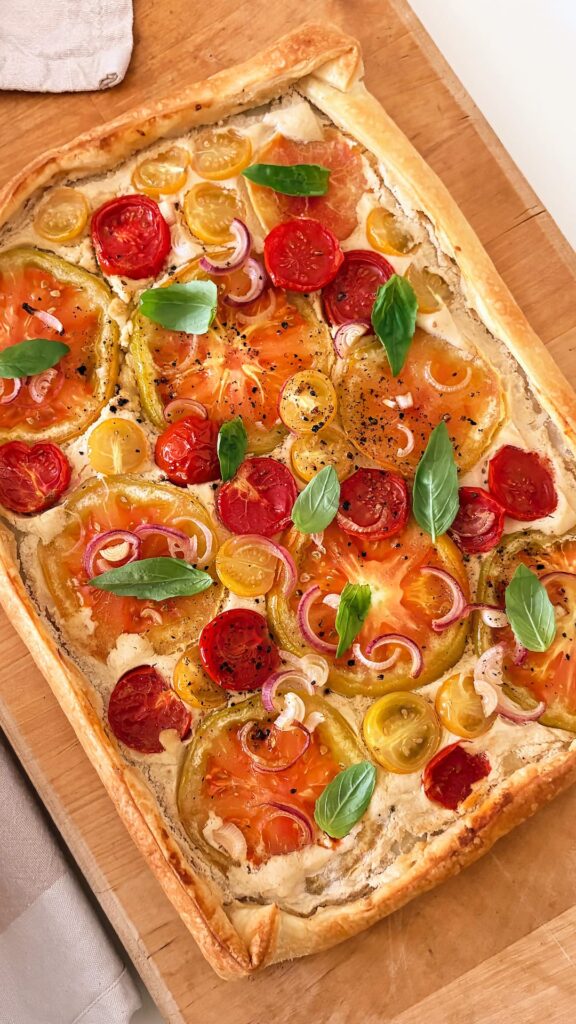 Torta salata vegana, tofu e pomodori