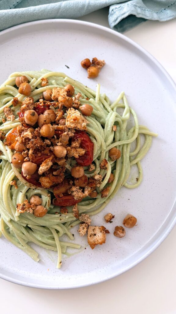 Spaghetti con ceci e tofu al basilico