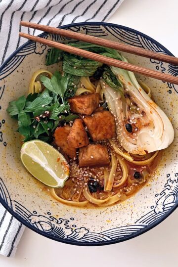 Zuppa al curry con tempeh