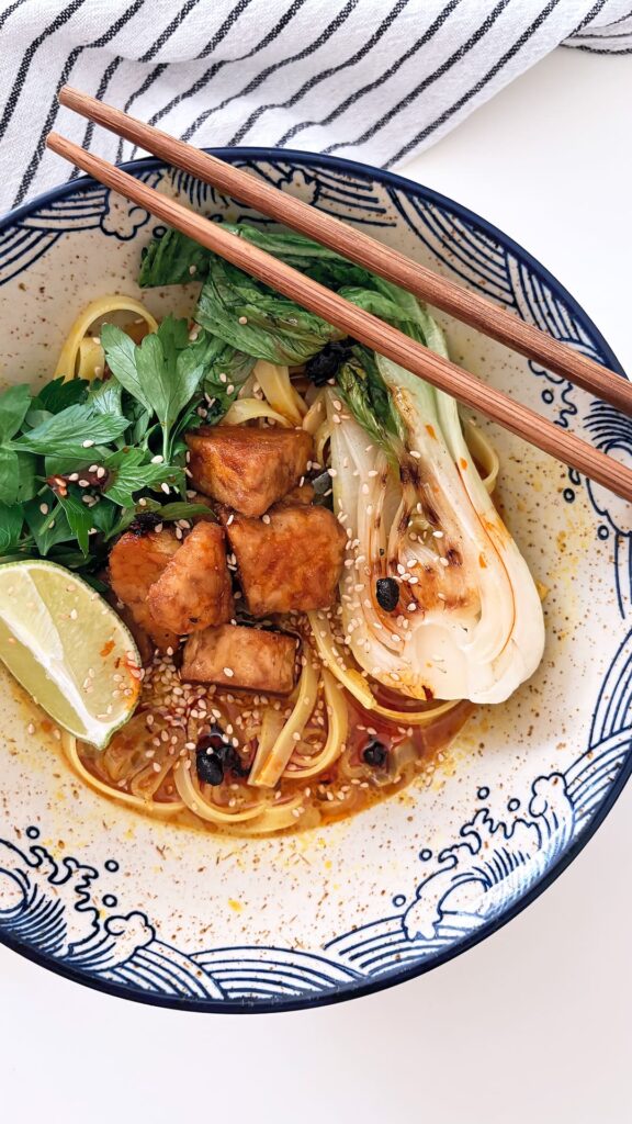 Zuppa al curry giallo con tempeh e bok choy
